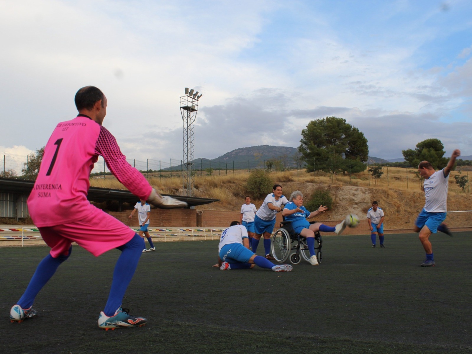 «Nadie está fuera de juego»: deporte inclusivo en Granada Partido de fútbol inclusivo del Club Deportivo 12t, con varios jugadores en el campo y una jugadora en silla de ruedas participando en una jugada frente a la portería.