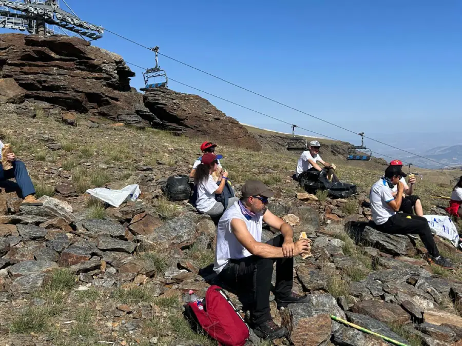 Guía para Familias: Cómo elegir un club de deporte inclusivo en Granada Integrantes del Club en Sierra Nevada