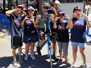 Grupo de deportistas del club en una prueba ciclista