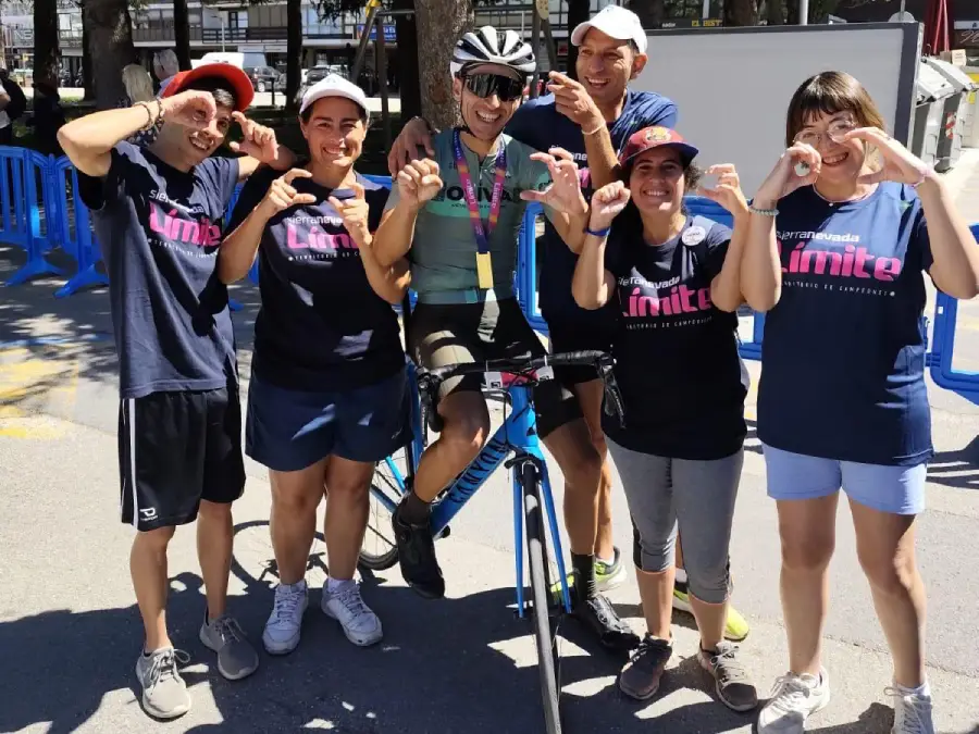 Grupo de deportistas del club en una prueba ciclista