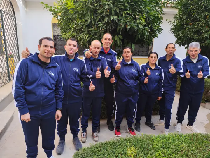 Grupo de deportistas del C.D. 12t posando con sus nuevas equipaciones deportivas en un patio exterior