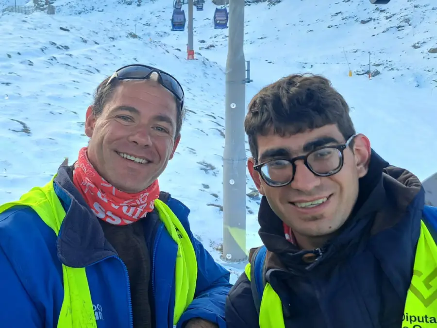 Dos deportistas del Club sonrientes en Sierra Nevada