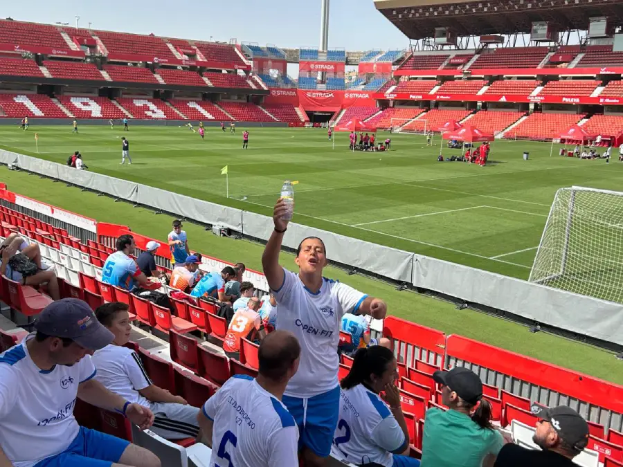 Jugadora del club, celebrando el triunfo del equipo de fútbol