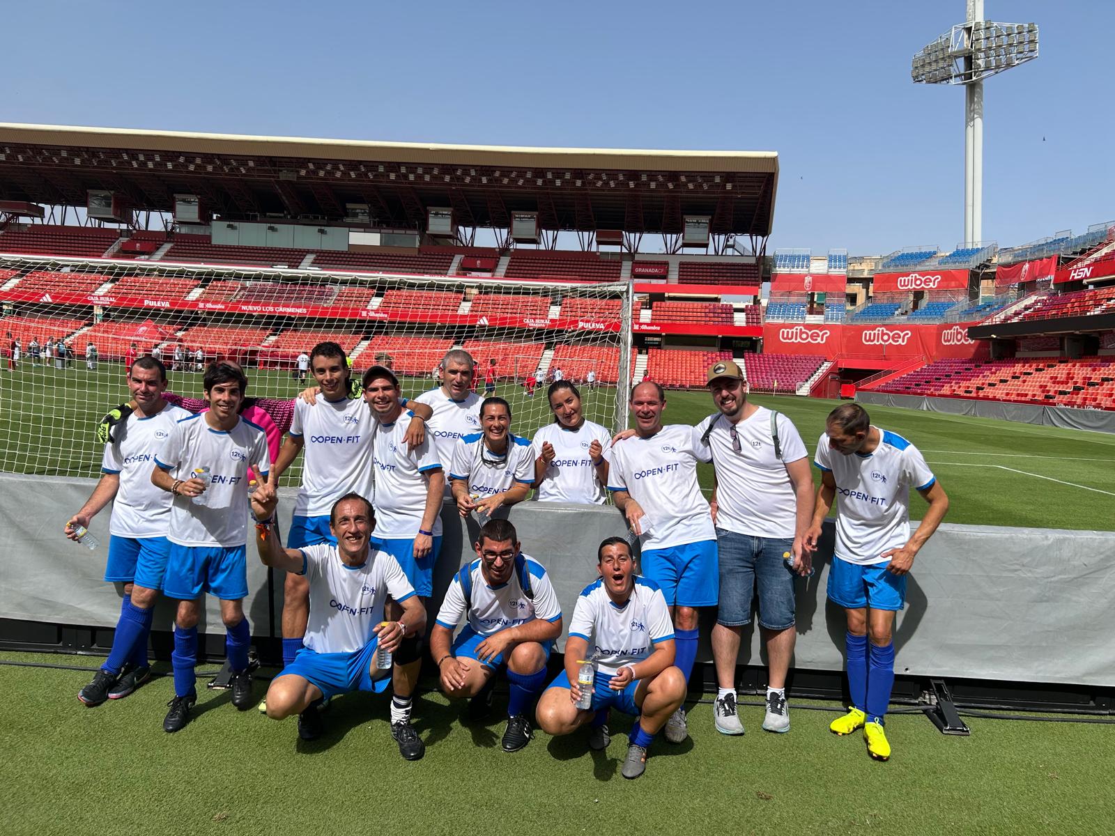 Jugadores del equipo de fútbol posando sonrientes Jugadores del equipo de fútbol posando sonrientes